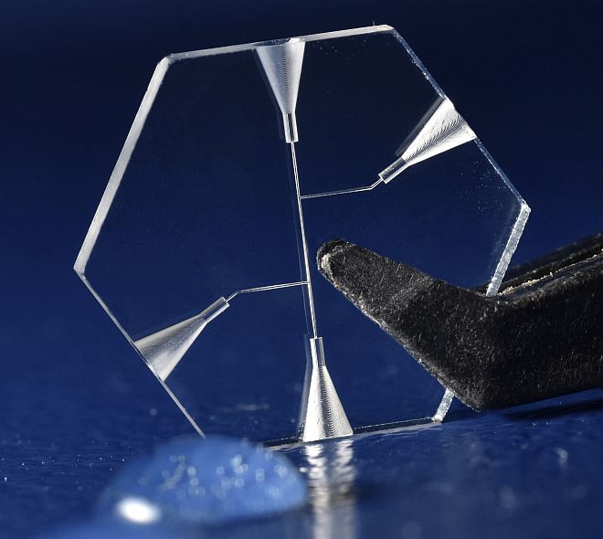Mit der ISLE-Technologie wird ein Aspektverhältnis besser 1:100 erreicht - das ermöglicht feine Kanäle und kleine Abstände Mit der ISLE-Technologie wird ein Aspektverhältnis besser 1:100 erreicht - das ermöglicht feine Kanäle und kleine Abstände